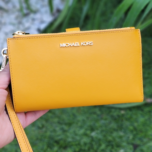 Michael Kors Marigold JetSet Wallet - Picture 1 of 4